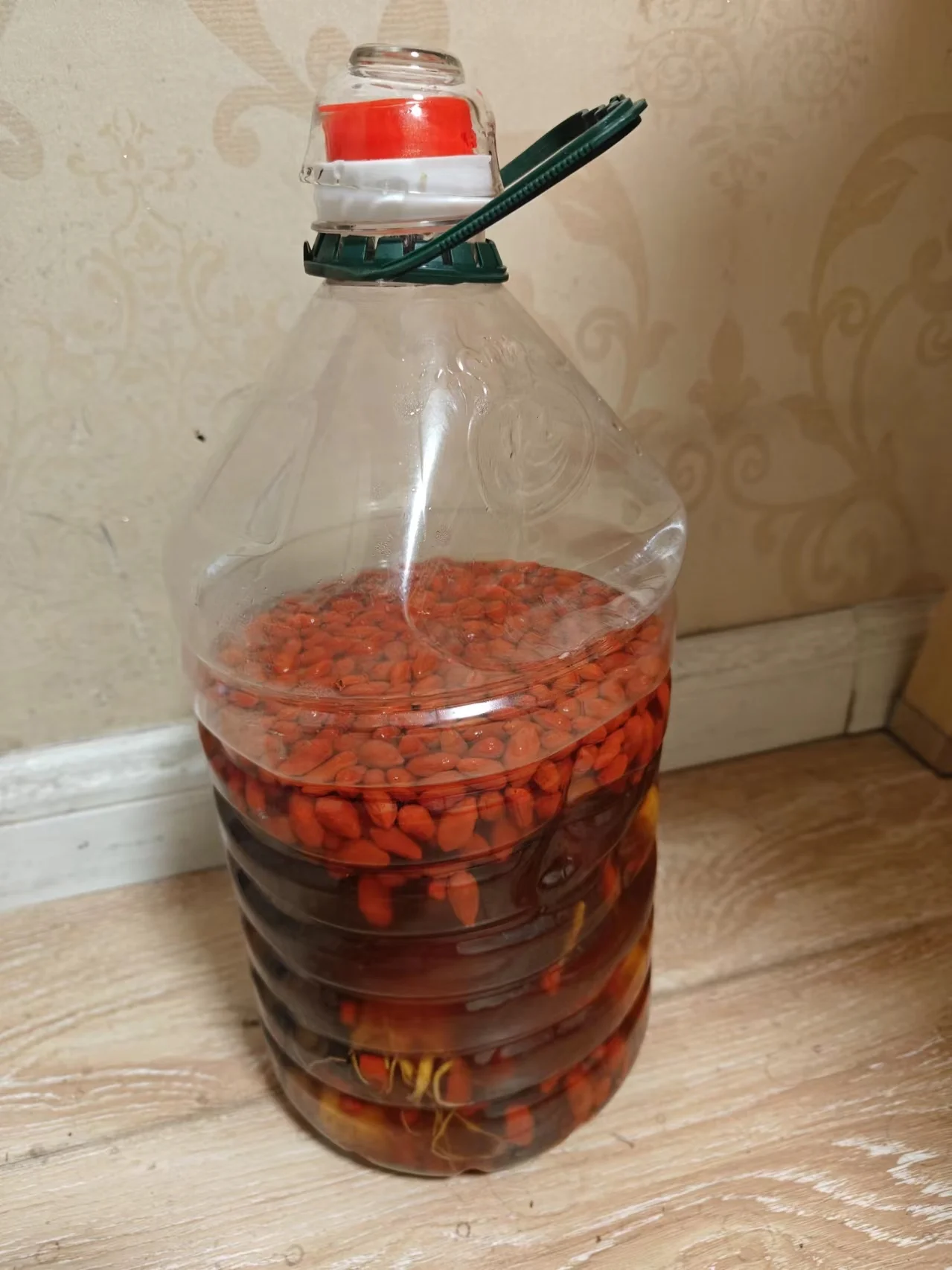 塑料桶与陶瓷坛、玻璃瓶的储酒对比图，展示不同容器的材质差异。_1