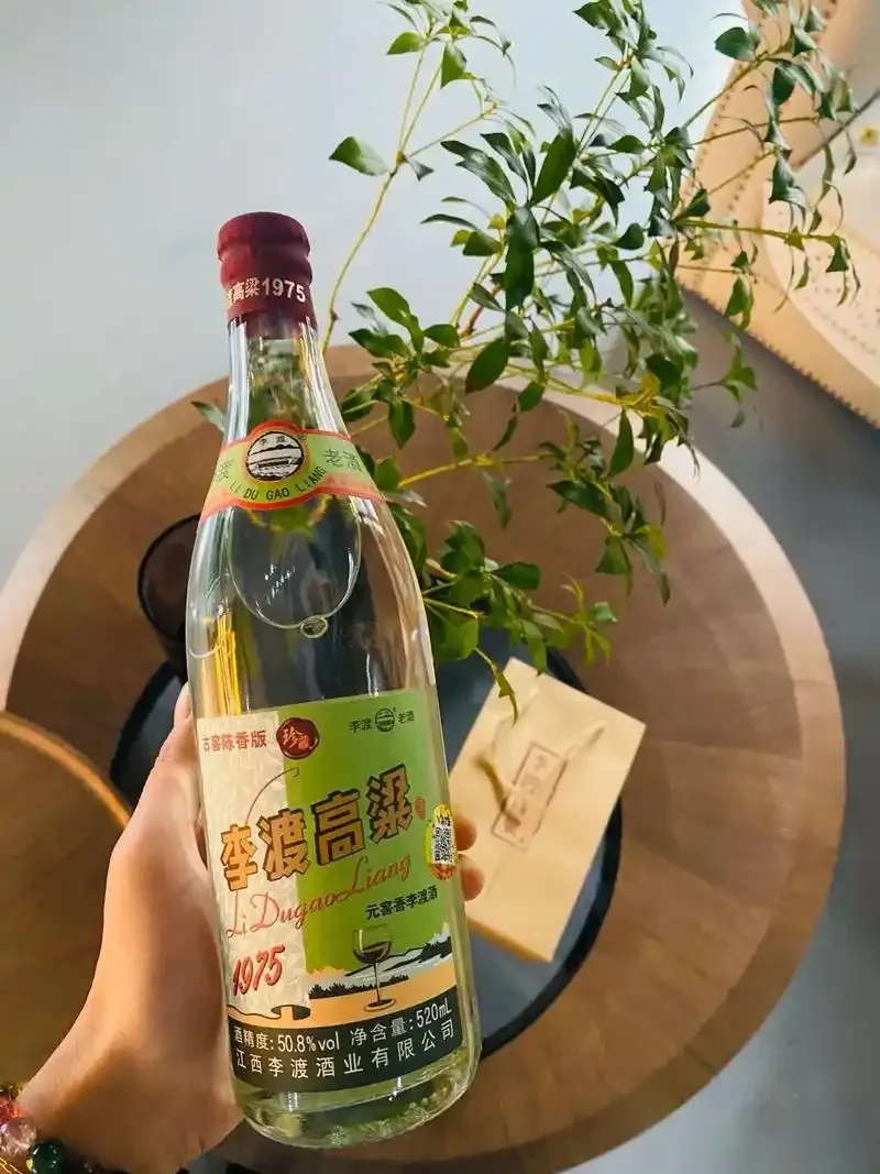 传统酿酒作坊内景，陈年陶坛封存着高粱酒，阳光透过窗户洒下，氛围宁静_1