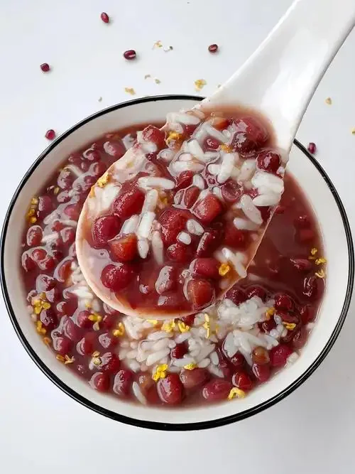 一碗热气腾腾的自制酒酿红豆汤，旁边是发酵成功的酒酿罐子，展现家庭酿造的温馨与成功。_1