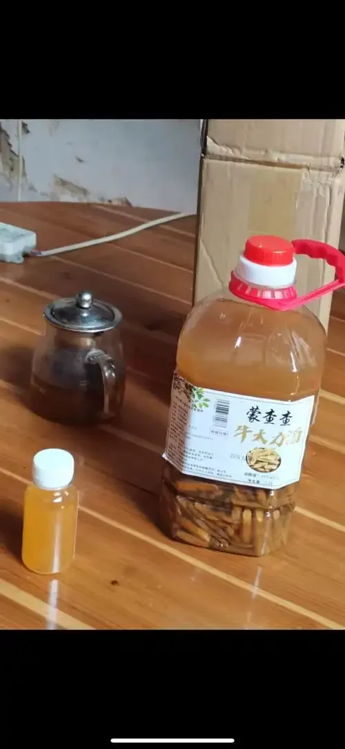 一杯纯粮白酒与传统酿酒原料高粱麦粒的静物组合，展示粮食酒的本真与质感_1