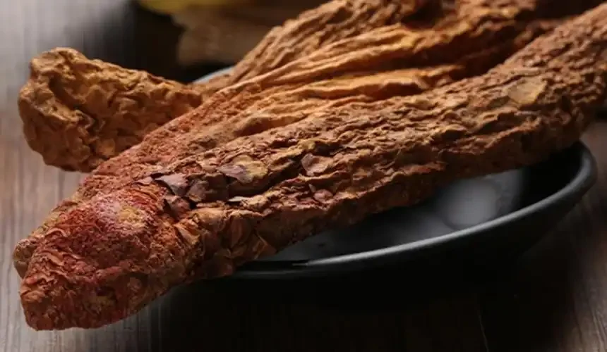 锁阳的多种食用方法展示：包括锁阳干片、研磨粉末和浸泡的热水，旁边有笔记本，展示了锁阳泡酒之外的食用方式。_1