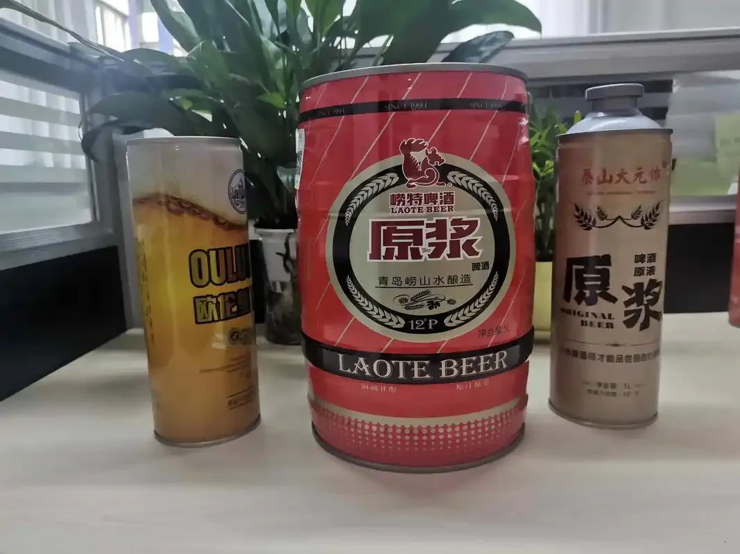 不同风格的精酿啤酒在木质吧台上的展示，背景光线温暖，突出产品的多样性与质感_1