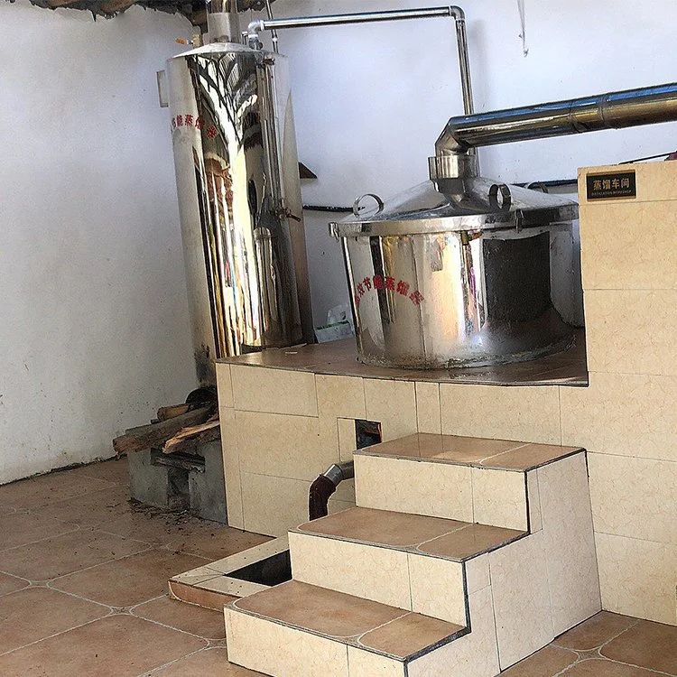 家庭自酿葡萄酒所需的核心设备在厨房操作台上的全景展示，包括玻璃发酵罐、塑料发酵桶、压榨器、虹吸管等。_1