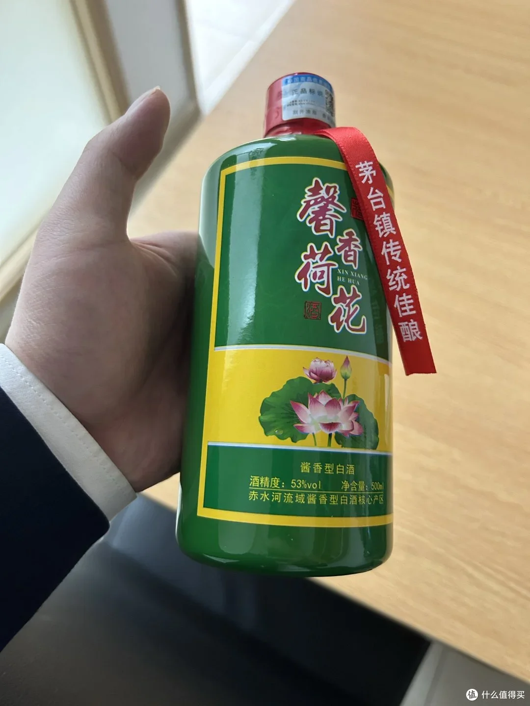 荷花白酒53度酱香型原料与品鉴场景：红缨子高粱、陶杯与荷花花瓣_1