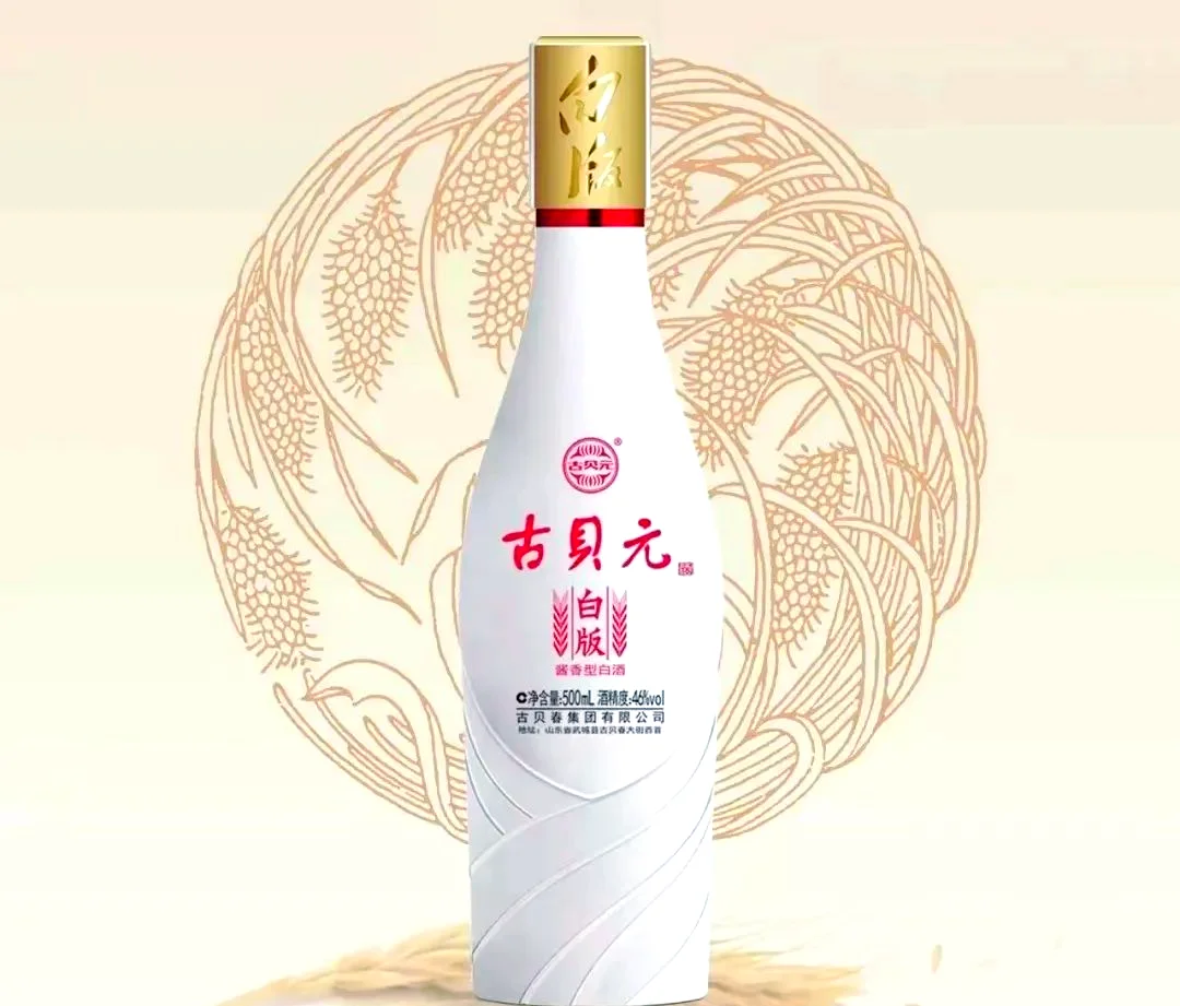 资深酿酒师在山东酱香酒作坊内检查堆积发酵中的酒醅，专注评估发酵状态_1