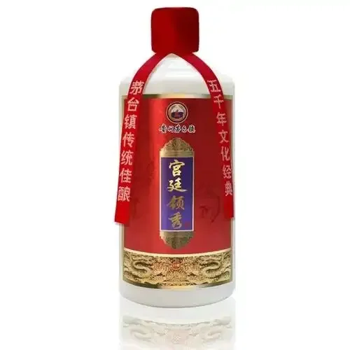 一瓶精美的宫廷风格53度白酒摆放在古朴的酒柜上,旁边点缀着酒杯和粮食。_1