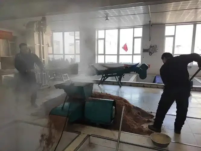 长春酿酒师在小型酒坊内认真检查不锈钢制酒蒸馏设备_1