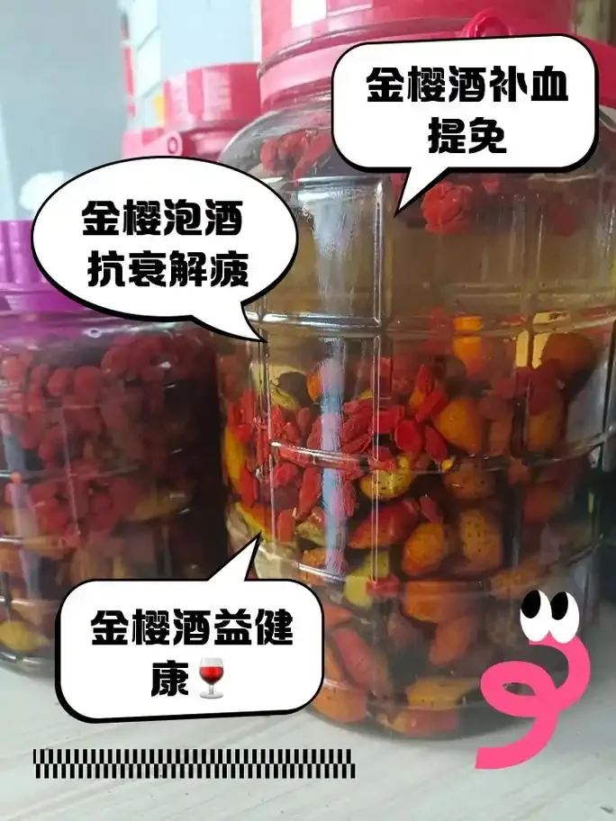 资深酿酒师演示泡酒时添加冰糖的正确步骤：将冰糖缓缓加入装有水果的玻璃罐中_1