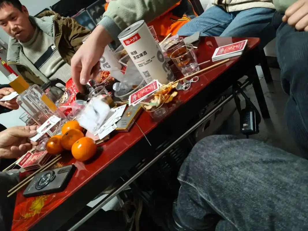 一杯正常白酒与一杯存放后可能变苦的白酒对比图，用于说明白酒储存不当的后果_1