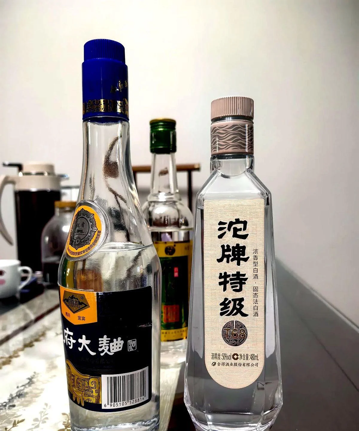 低成本粮食酒酿造原料与糖化发酵过程实拍，展示玉米、高粱等廉价谷物和正在发酵的玻璃罐。_1