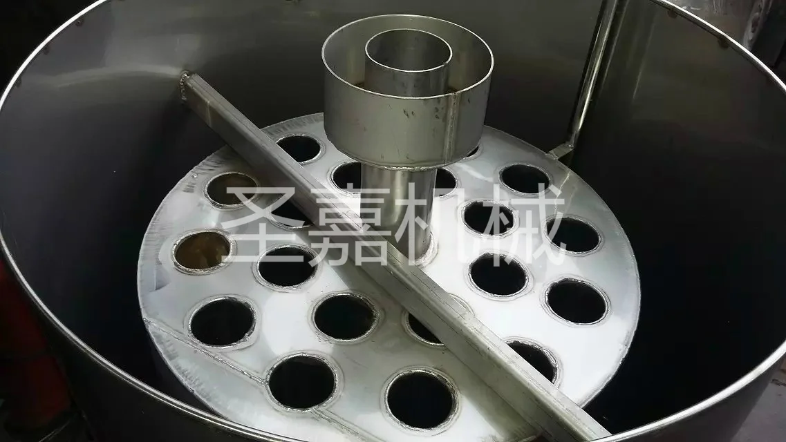 酿酒师在家庭酿酒作坊中介绍不锈钢白酒酿酒设备，背景有原料和酒坛_1