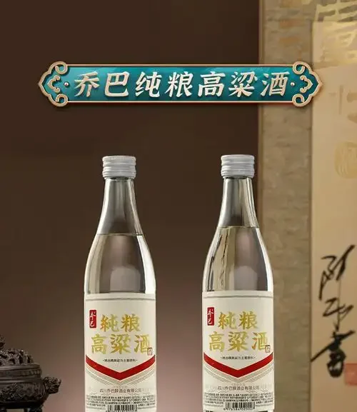 纯粮食酒品鉴图：桌上有盛满不同颜色纯粮食酒的玻璃杯、散落的高粱小麦谷物及传统酒提子。_1