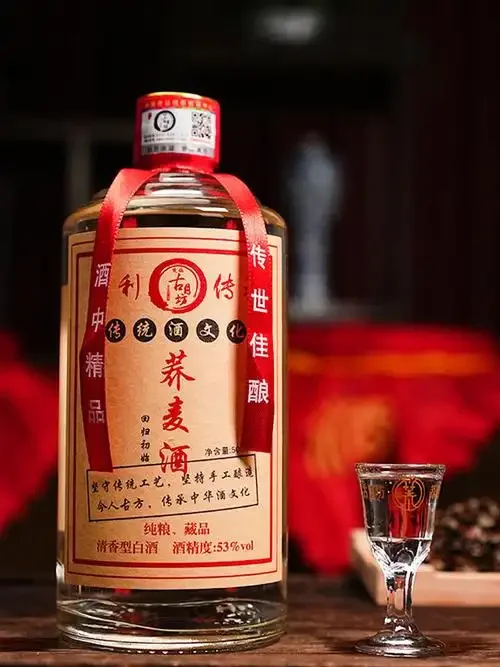监利传统粮食酒酿造现场:发酵陶缸与酿酒工具特写_1