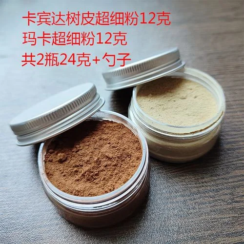 安哥拉树皮泡酒过程展示：透明玻璃罐中琥珀色酒液浸泡着树皮，旁边摆放着原料树皮片和一小杯成品酒。_1