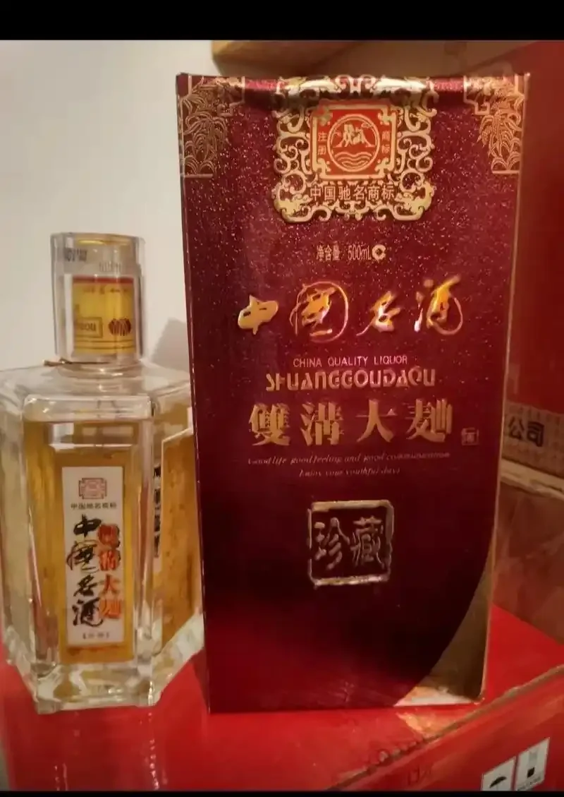 资深酿酒师教你识别收藏级白酒，桌上摆放着不同类型的高端白酒，背景是老酒收藏架。_1