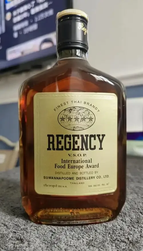 橡木桶陈酿中的白兰地酒液特写，展现其琥珀色泽与陈酿环境_1