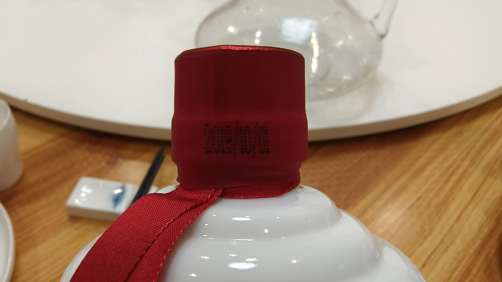 贵州红旗酿酒公司厂区内的传统陶坛储酒区，红色封条与青山云雾相映成趣_1