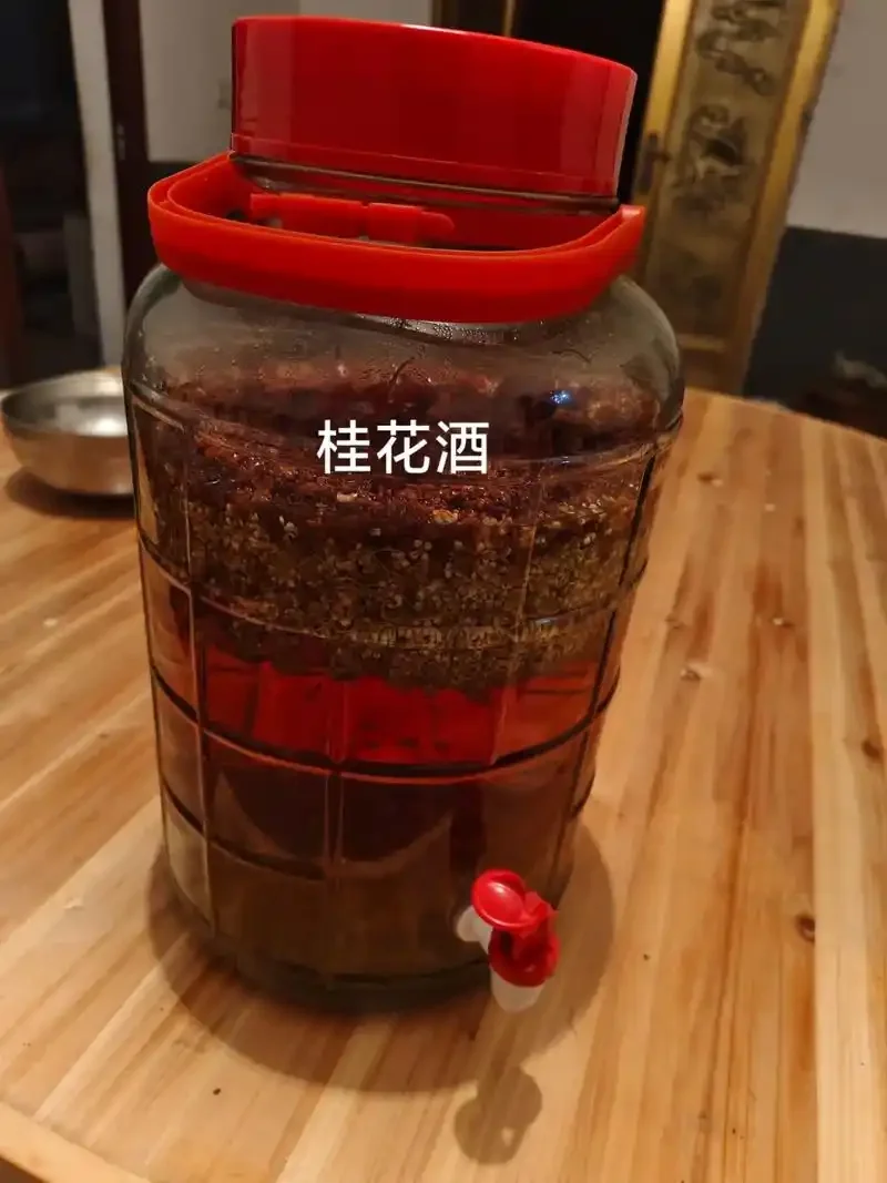 家庭自制桂花酒不同阶段的对比展示：从新鲜桂花、浸泡中到成品，展现了完整的酿造过程。_1