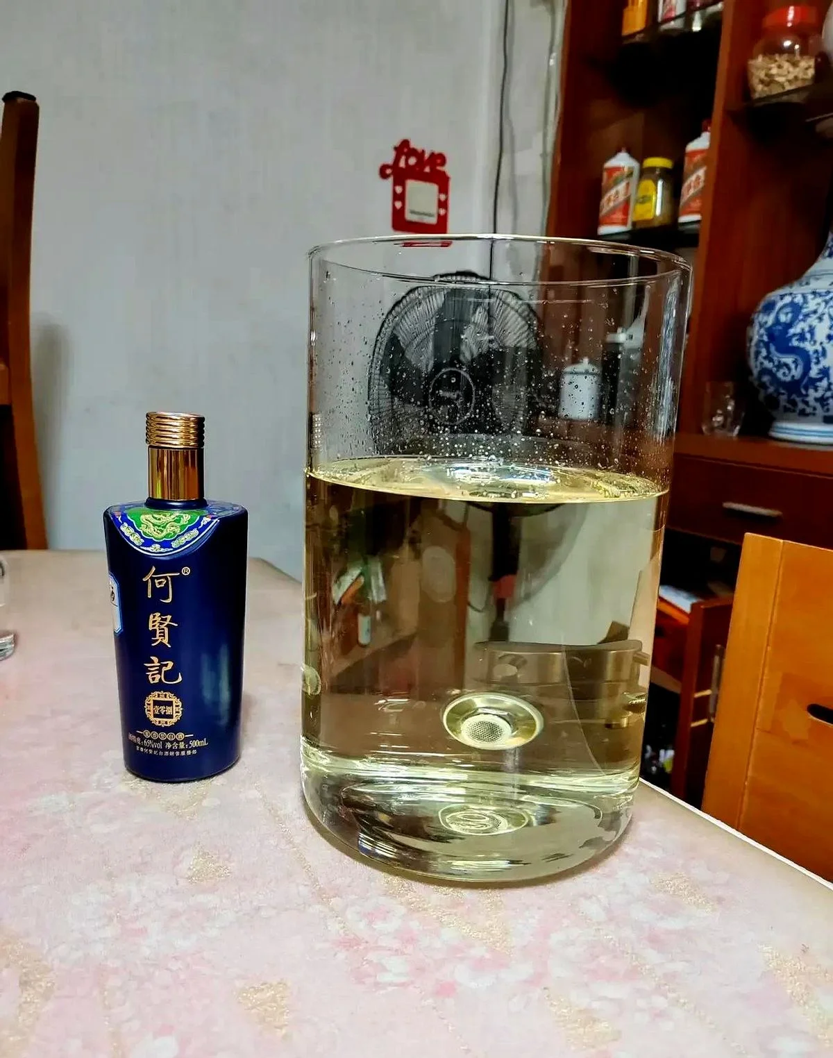 18356白酒瓶身特写，重点展示其执行标准GB/T20822和配料表，旁边散落高粱麦粒进行对比_1