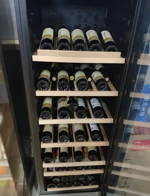 家庭环境中避光阴凉角落，红酒卧放于木质酒架上的正确存放方式示意图_1