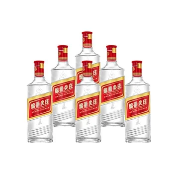 家庭自酿50度纯粮白酒现场：透明发酵坛中的金黄色高粱醪液、传统木质蒸馏器及接酒碗特写_1