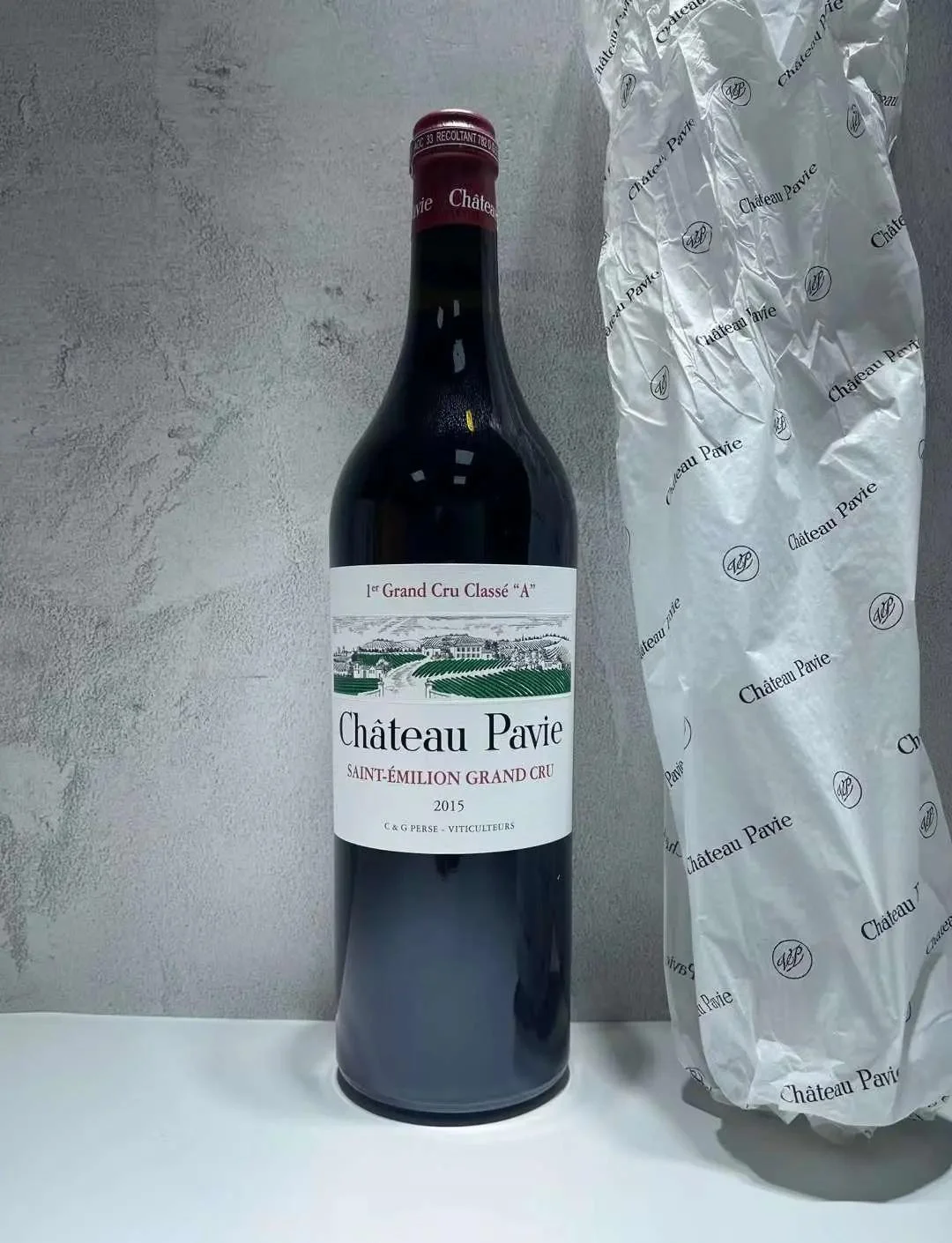 伊莎贝尔红葡萄酒家庭酿造现场：发酵罐中的葡萄汁与新鲜的伊莎贝尔葡萄_1