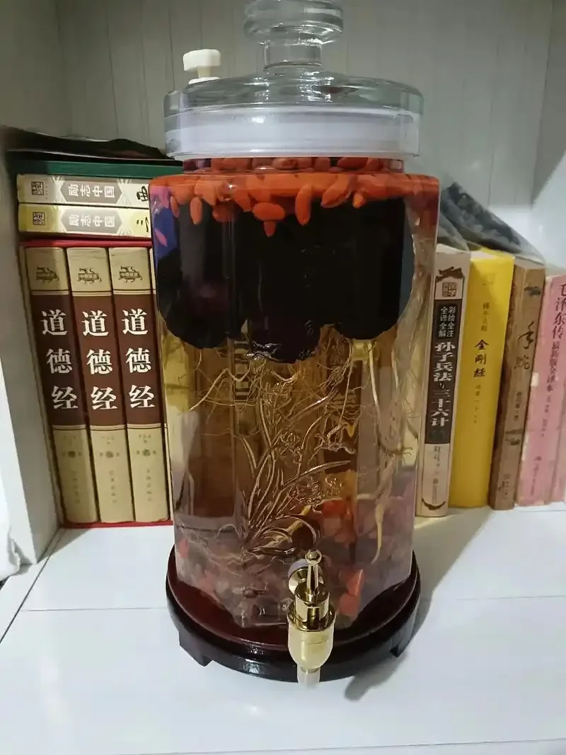 人参灵芝枸杞泡酒成品展示：透明酒坛中浸泡着人参、灵芝和枸杞，酒液呈琥珀色。_1