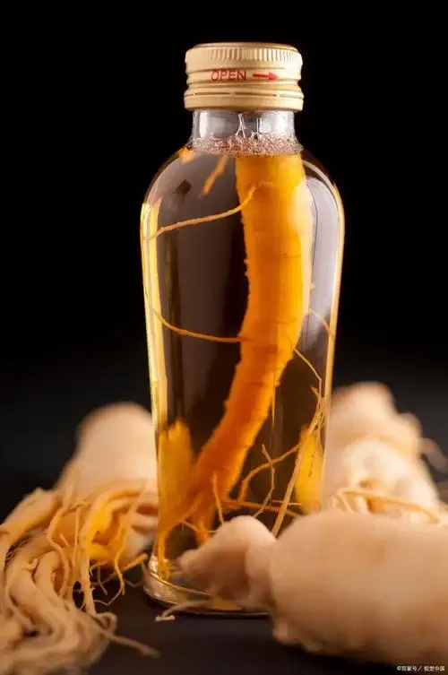 人参、枸杞、黄芪在琥珀色酒液中浸泡的特写，展示家庭泡制药酒的经典搭配_1