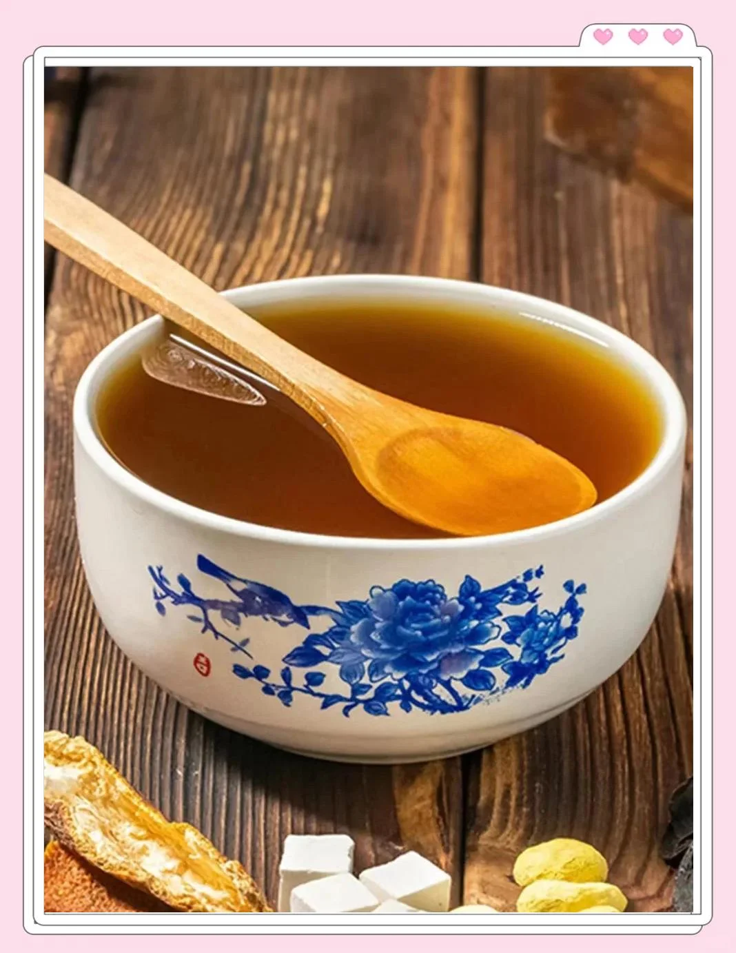 祛湿气泡酒核心药材与酿酒罐静物展示，包括茯苓、赤小豆和干姜_1