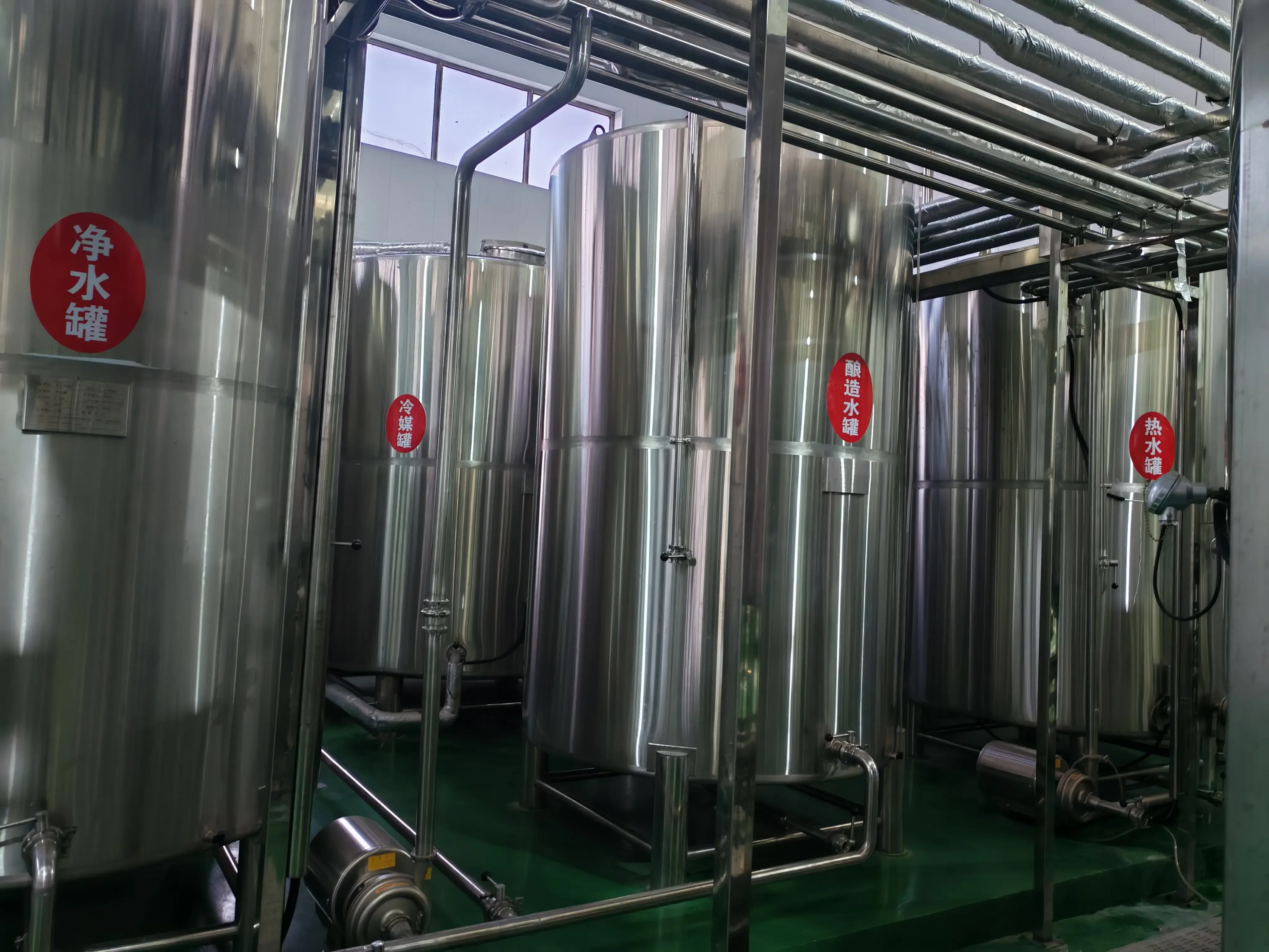 一套完整的家庭精酿啤酒设备在家庭工作室中的实景展示，包含糖化、煮沸、发酵等核心设备。_1