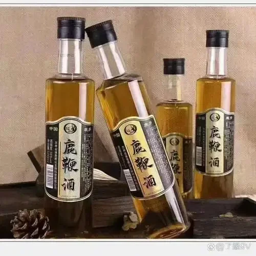 正在浸泡中的人参鹿鞭酒特写，展示药材与酒液的完美融合状态_1