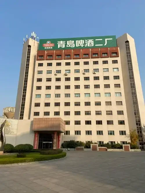 山东啤酒生产厂家糖化工艺现场，酿酒师正在检查麦芽糖化过程_1