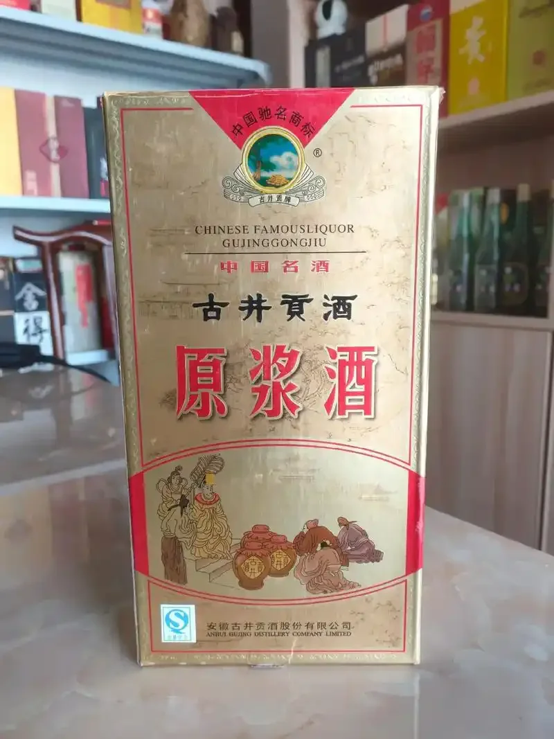 60度原浆酒品鉴场景：醒酒器、冰块、清水杯、酒盅与柠檬片摆放在木桌上，示意如何调整饮用。_1