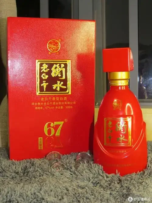 自酿白酒与酿酒原料工具组合展示，用于说明白酒成本构成_1