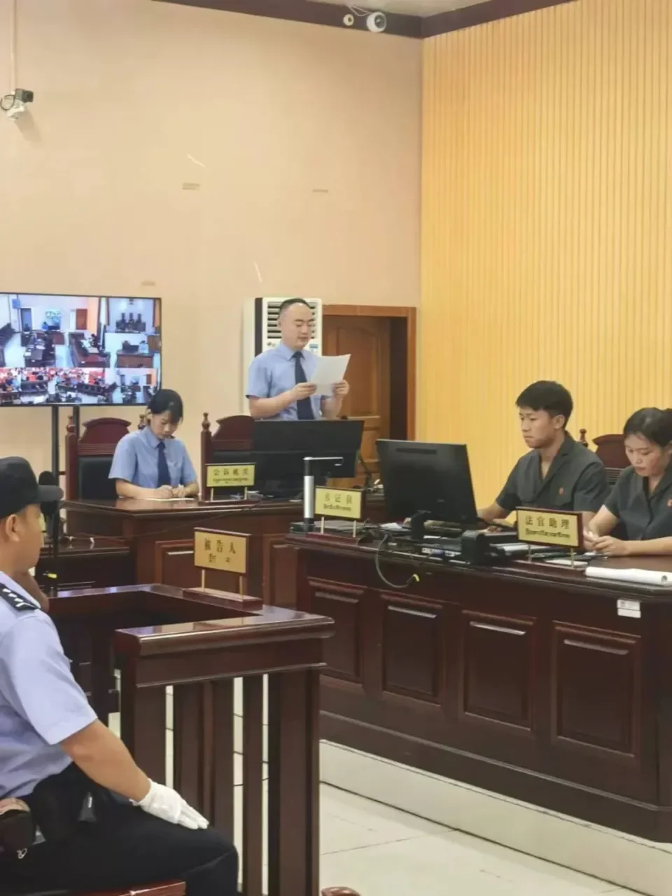 手铐、碎裂酒杯与吊销驾照，象征酒驾无证驾驶带来的法律后果与人生困境_1