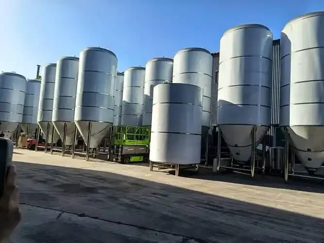 不锈钢锥形啤酒发酵罐与玻璃发酵罐对比实拍图，展示家酿与小型酒坊设备选择_1