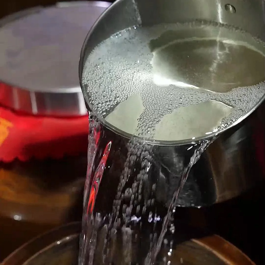专业家庭酒窖内景，实木酒架存放多种白酒，温湿度计显示理想储存环境参数_1