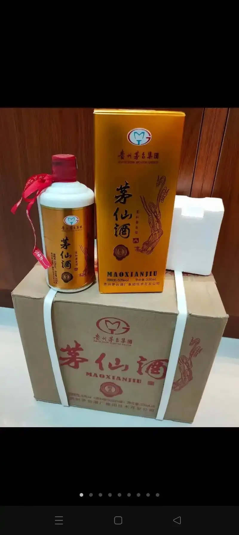 传统酒窖中正在陈化的酱香型白酒陶坛，坛身落有薄尘，年份标签清晰可见，氛围宁静而有年代感_1