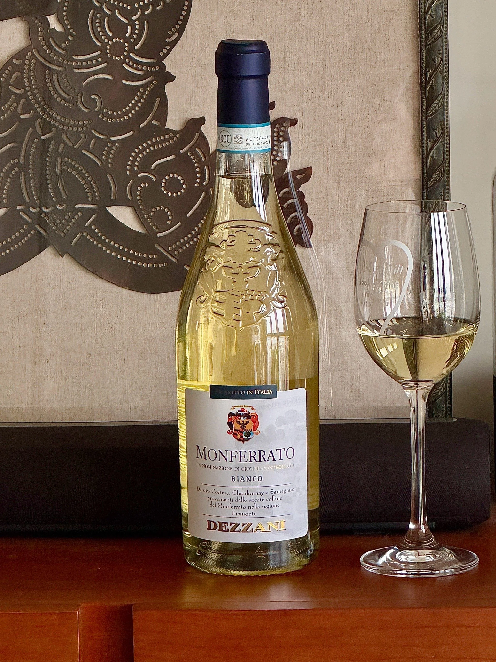 一瓶杜罗门红酒特写，背景是葡萄牙杜罗河产区风光，用于展示其产地特色与酒液色泽。_1