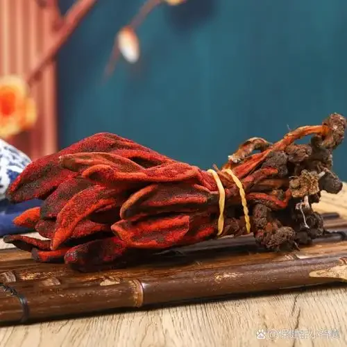 回春草与多种中药材（枸杞、人参等）在透明玻璃酒罐中浸泡的金黄色药酒特写照片_1