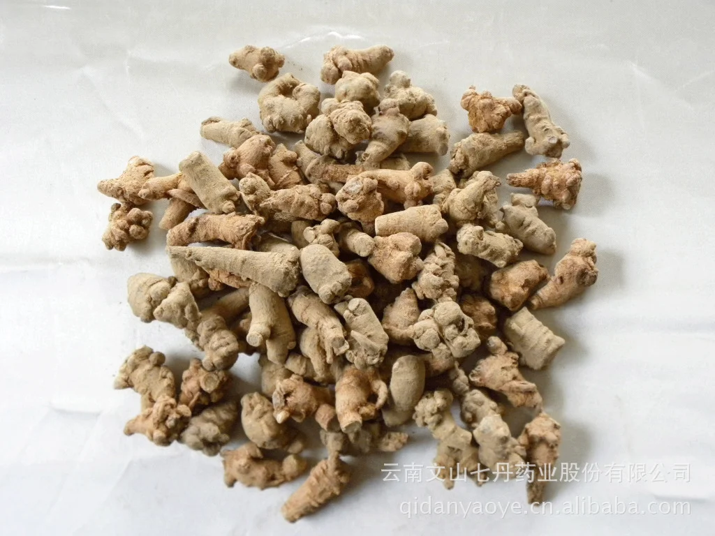 参茸三七酒浸泡过程特写：玻璃罐中三七、鹿茸、红参在金黄酒液中清晰可见，背景为传统酿酒工具。_1
