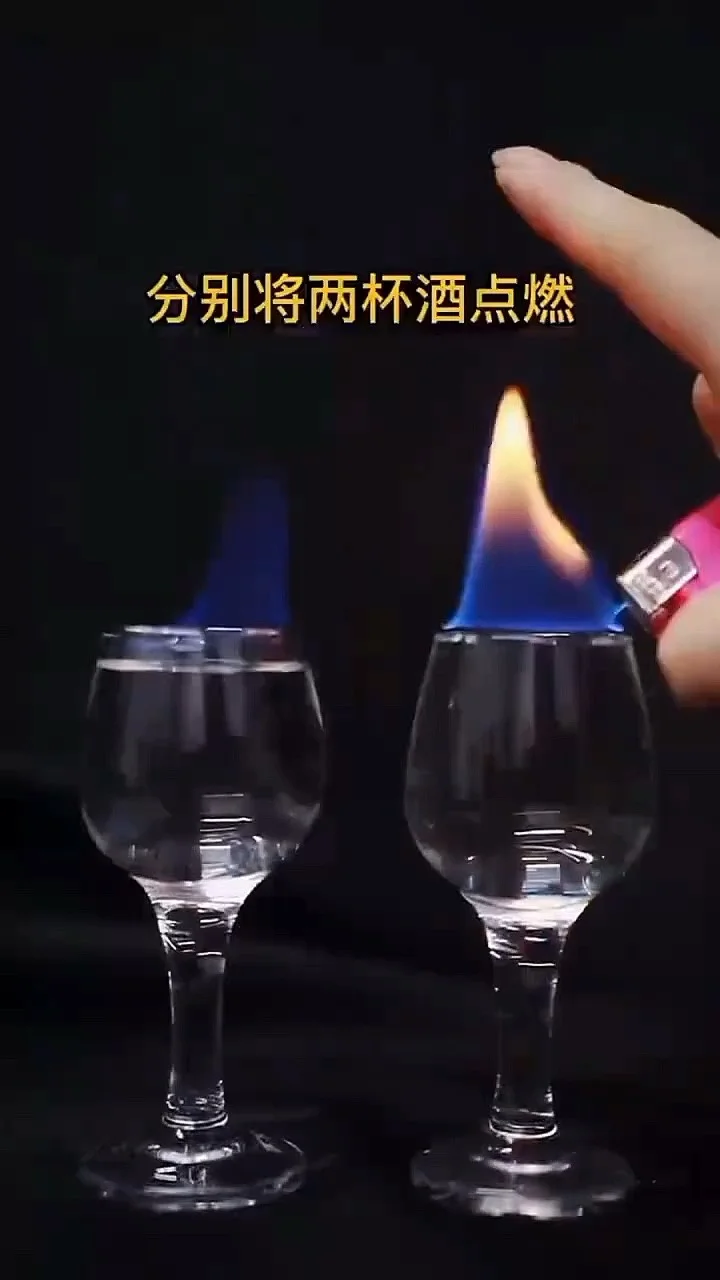 一只手持不锈钢勺点燃白酒，火焰呈现中心淡蓝色的特写照片，用于演示粮食酒燃烧的颜色特征_1