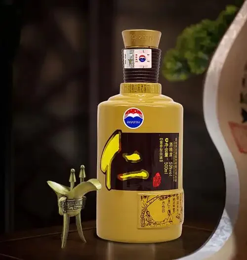 酿酒师在传统酒窖中进行仁酒53度酱香型白酒的盘勾操作_1