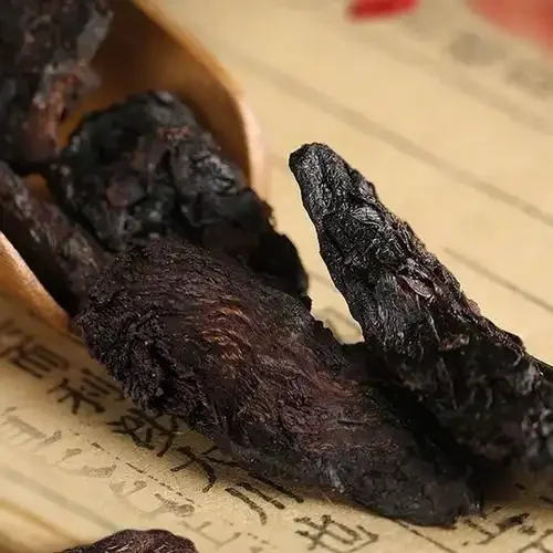 一瓶正在浸泡中的玛卡锁阳酒特写，瓶中清晰可见玛卡切片和锁阳药材，色泽琥珀透亮。_1