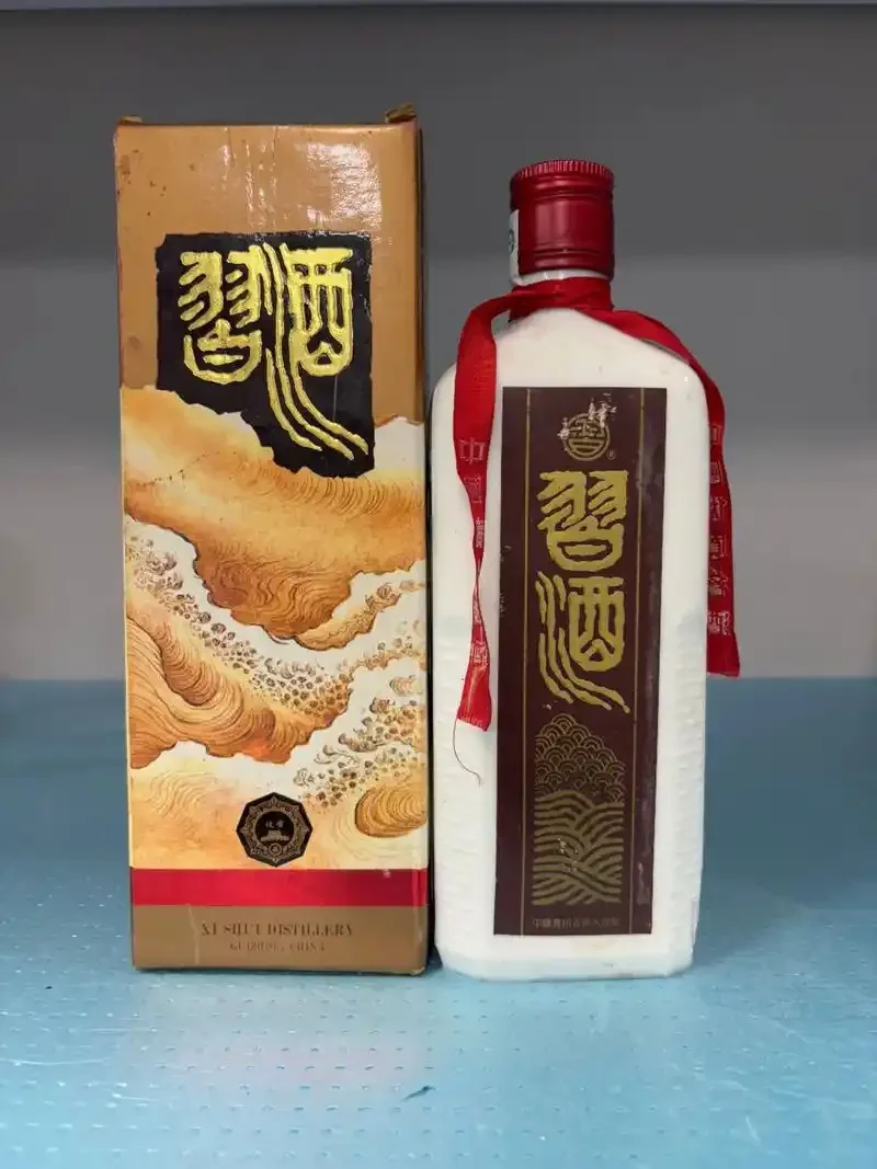 不同年代酱香酒收藏品鉴对比图：展示新酒、陈酒与老酒的色泽与品相差异。_1