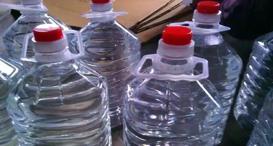 家庭储存散白酒的密封陶坛特写，展示专业储存容器与环境_1