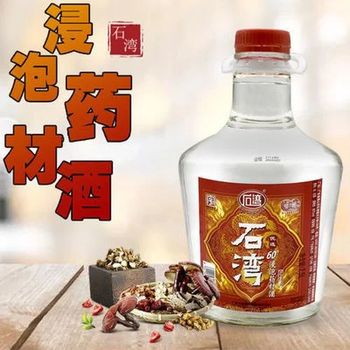 酿酒师工作台展示：粮食原料与刚蒸馏出的清澈白酒_1