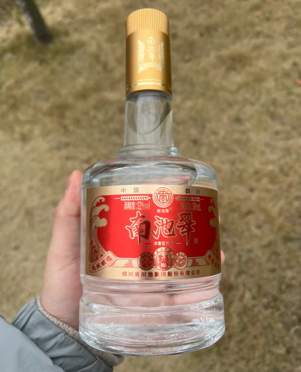 新疆劳道酒酿造过程实拍：酿酒师正在检查陶坛中的粮食酒醅_1