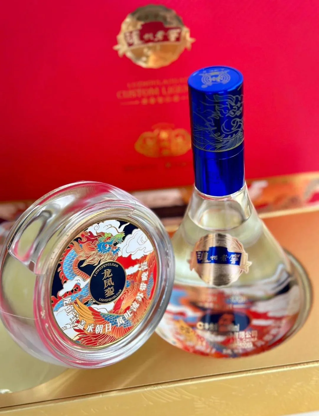 资深酿酒师推荐的几款适合窖藏的经典白酒，在私人酒窖的木架上静置陈化。_1