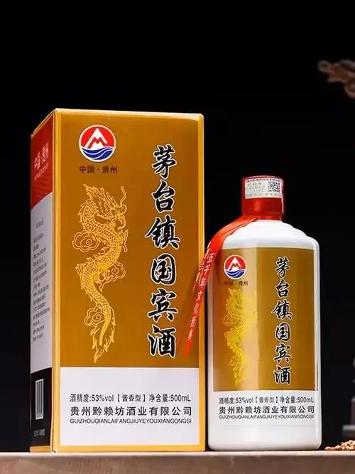 茅台镇赤水河畔酱香酒厂清晨景象，展现核心产区的自然环境与酿造氛围_1